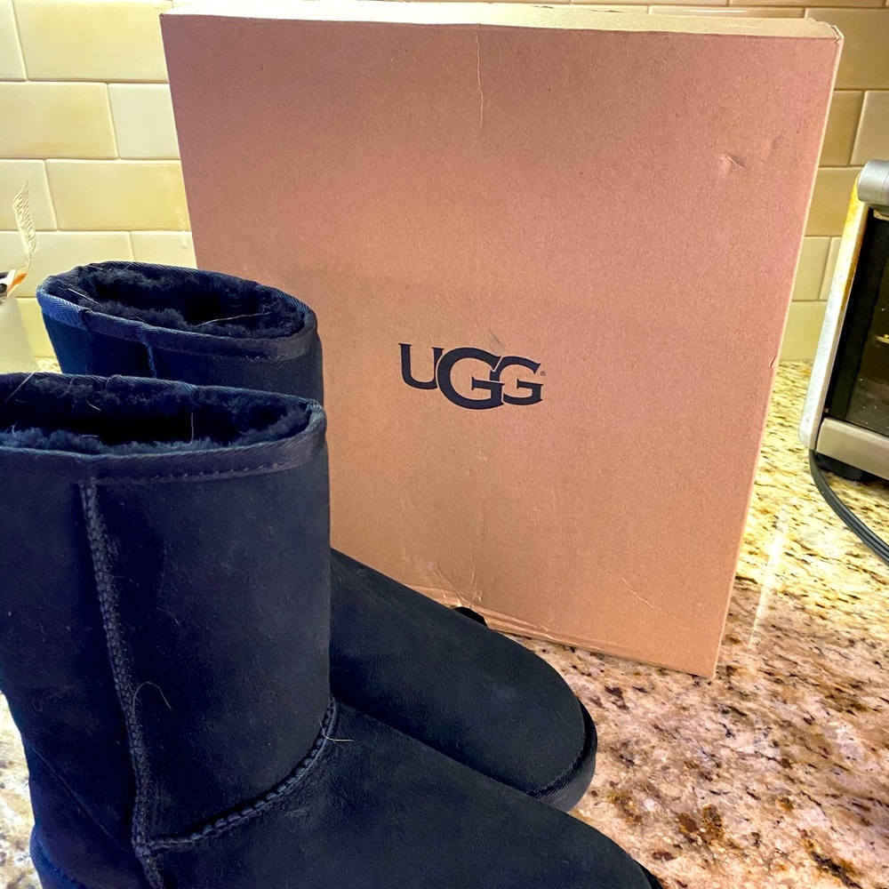 UGGs NWT size 8 black low cut never worn